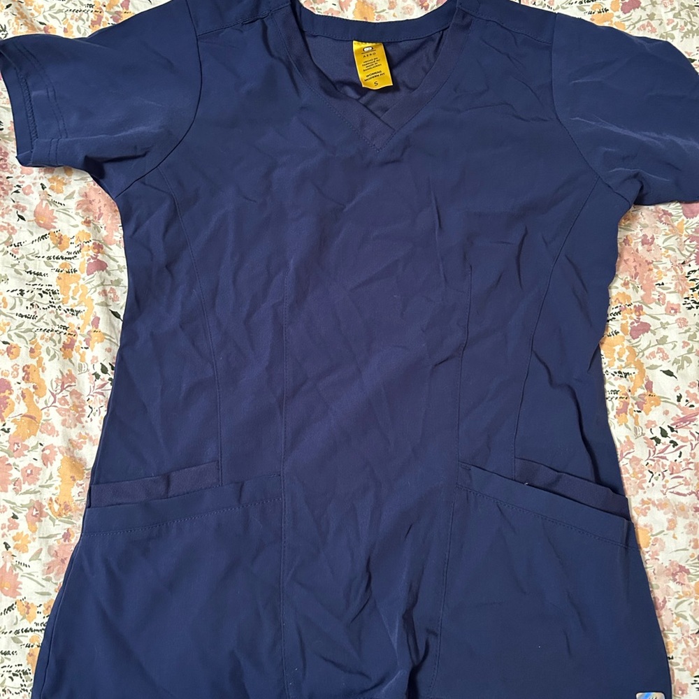 WonderWink Aero V-Neck Scrub Top in Deep Blue